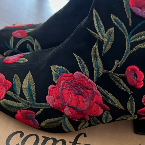 10.5 wide comfort view embroidered black boots.  Brand new in the box,beautiful. - Picture 2 of 4